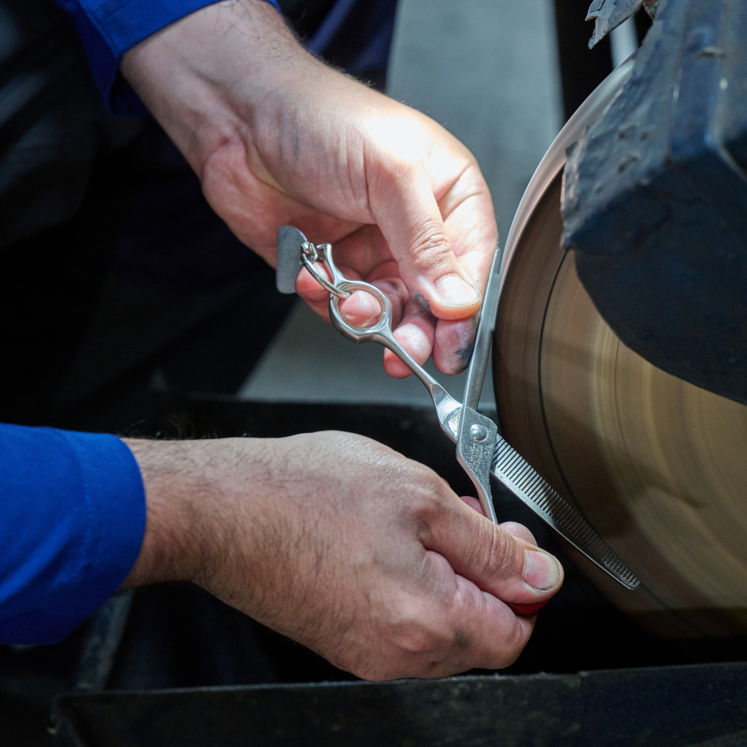 Alles, was Sie über das Schleifen von Friseurscheren wissen sollten