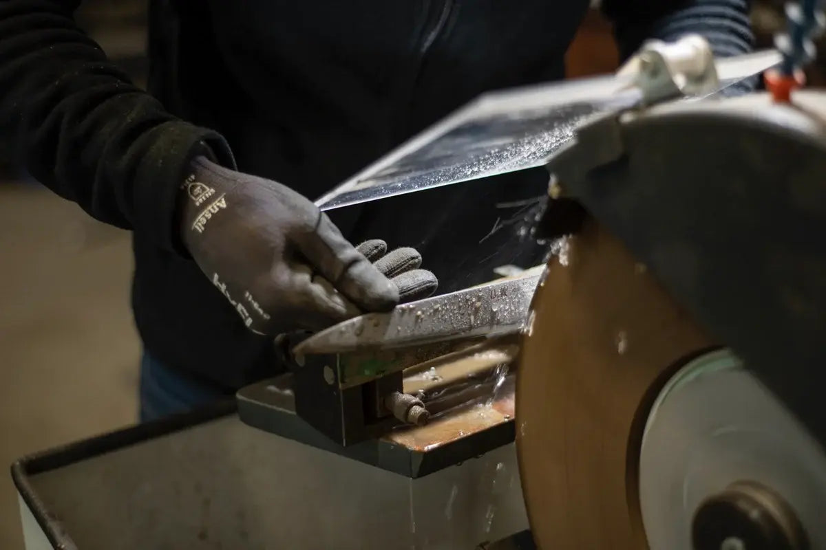 Damastmesser auf Nassschleifmaschine schärfen und schleifen mit Schleifservice