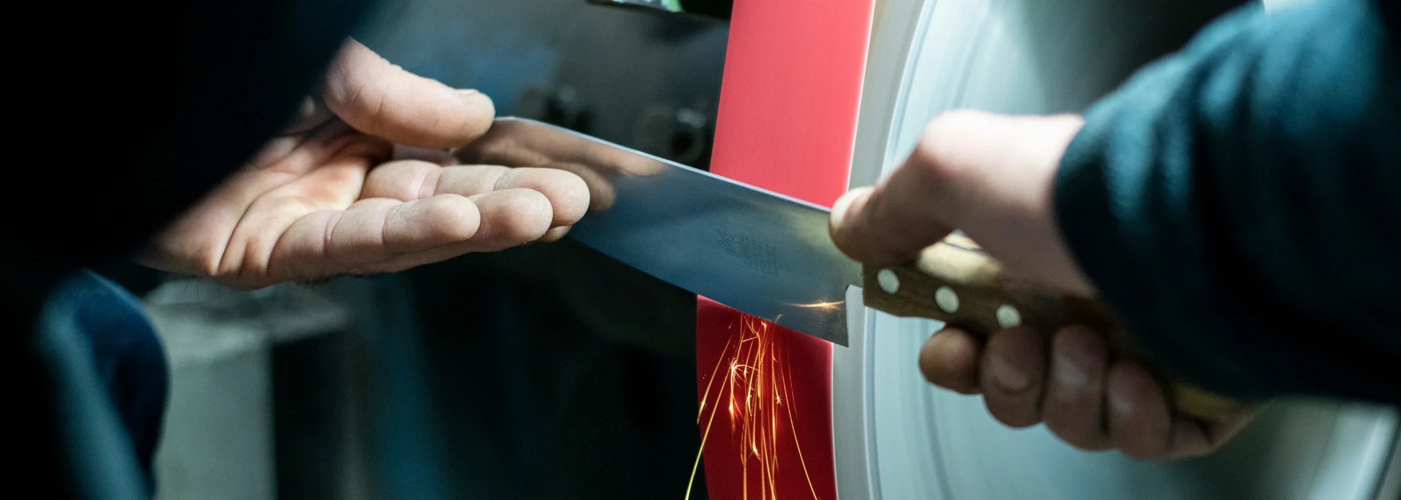 Messer schärfen und schleifen an Schleifmaschine mit Premium Schleifservice