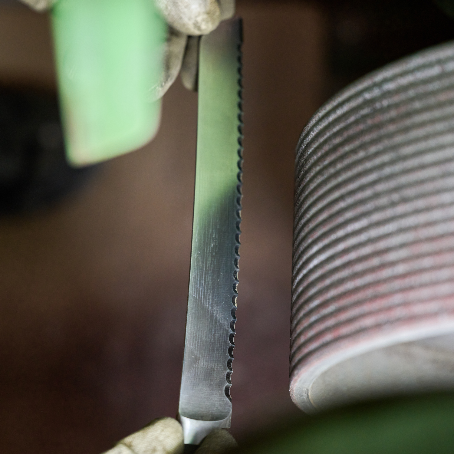 Wellenschliff richtig schärfen: Der große Profi-Ratgeber für Brotmesser, Steakmesser & Co.