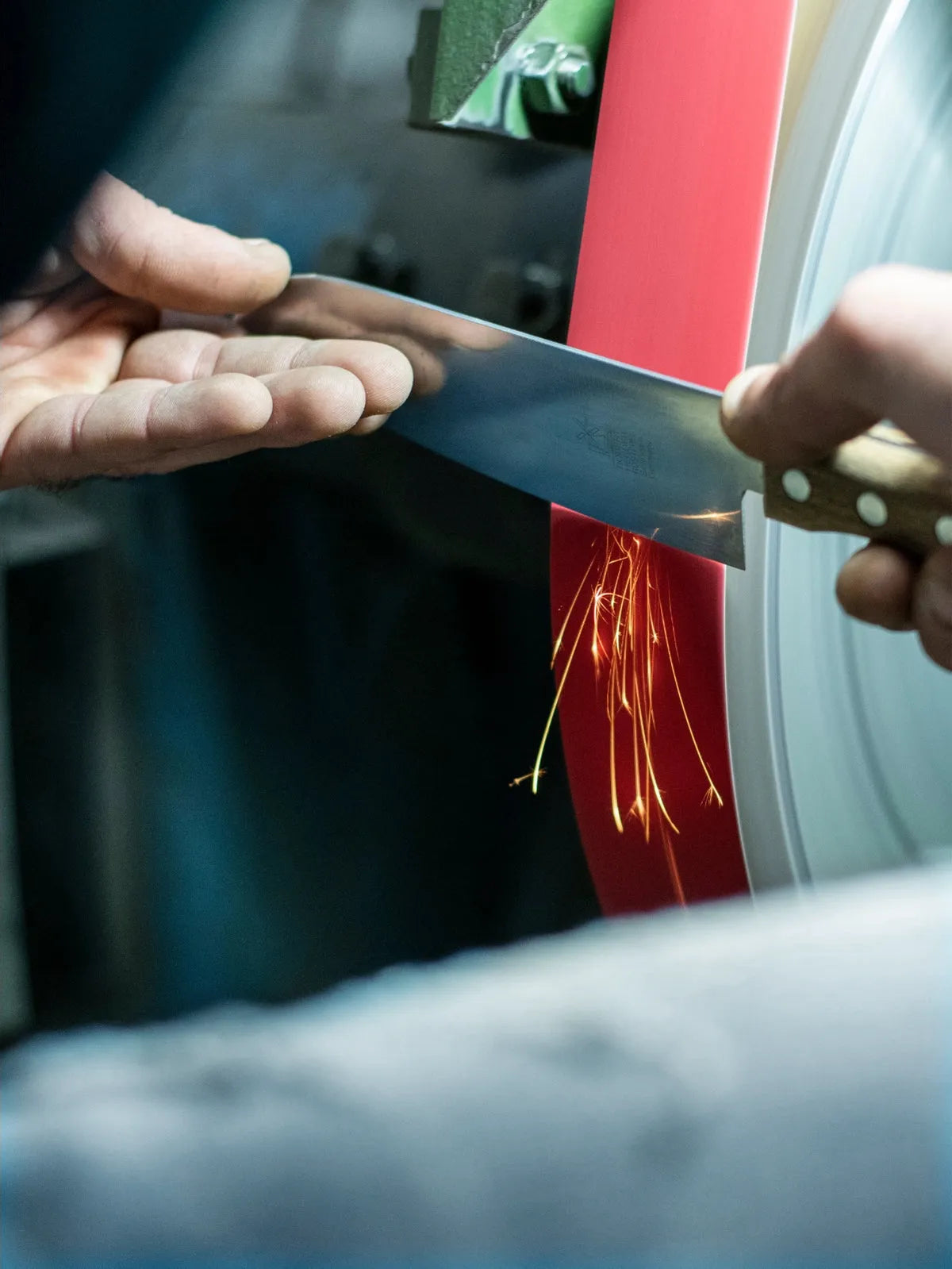Messer schärfen und schleifen an Schleifmaschine mit Premium Schleifservice