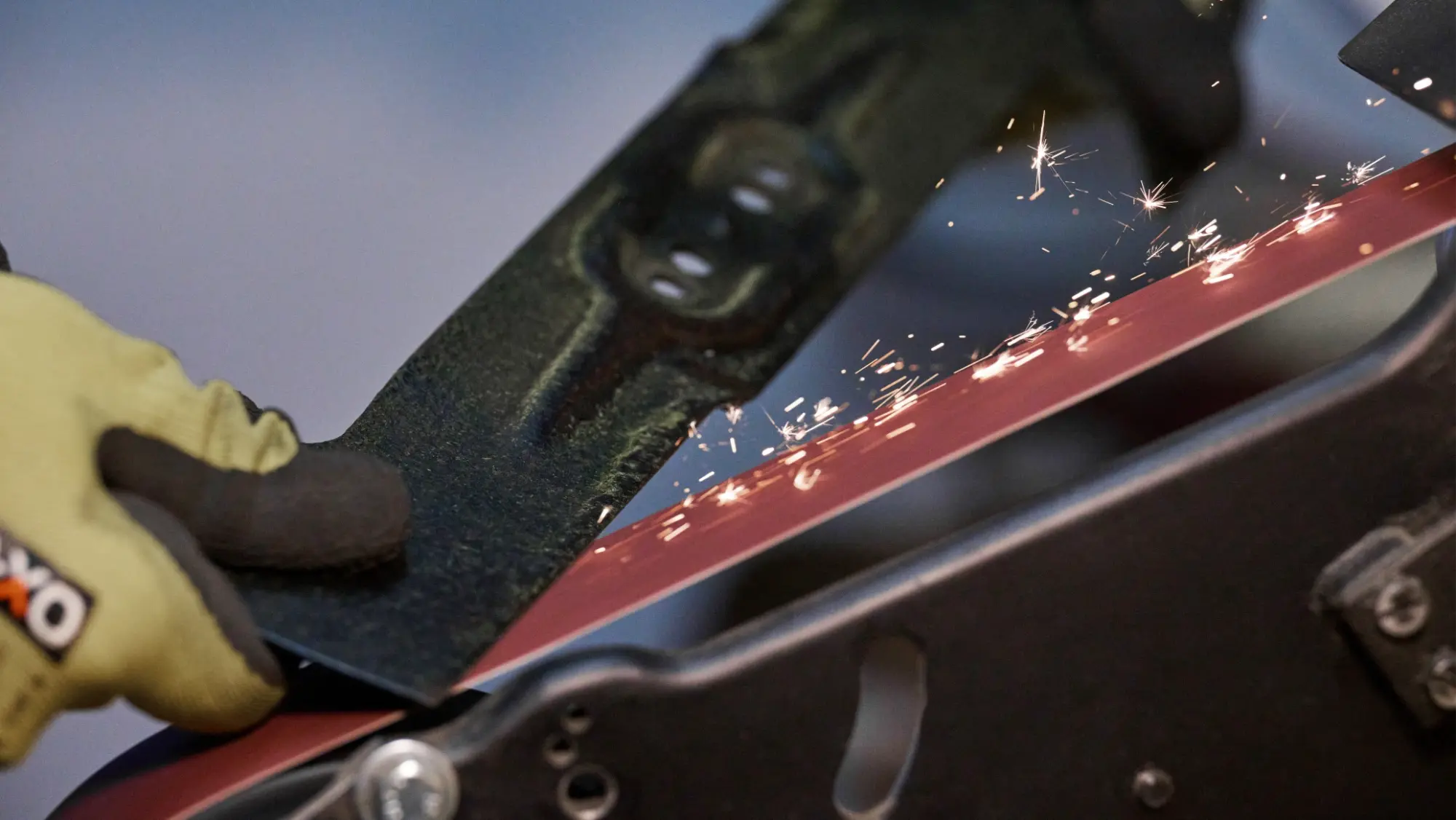 Rasenmähermesser schärfen am Schleifband - Schleifservice Werkzeuge schärfen 